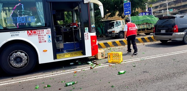 ▲何姓男子駕駛大貨車行經台南市南區中華南路、清水路口時，車上所載酒瓶掉地面，酒瓶摔碎滿地碎玻璃，危及來土人車安全。（圖／翻攝自台南爆料公社）