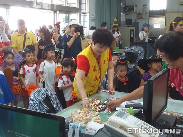 ▲台南市善化區一所私立幼兒園近200人勇闖派出所，讓警察叔叔乖乖拿出餅乾、糖果招待，讓派出所充滿萬聖節氣氛。（圖／記者林悅翻攝，下同）