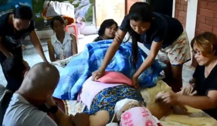 ▲泰國一名70歲阿嬤在火化前突然復活。（圖／翻攝自Youtube）