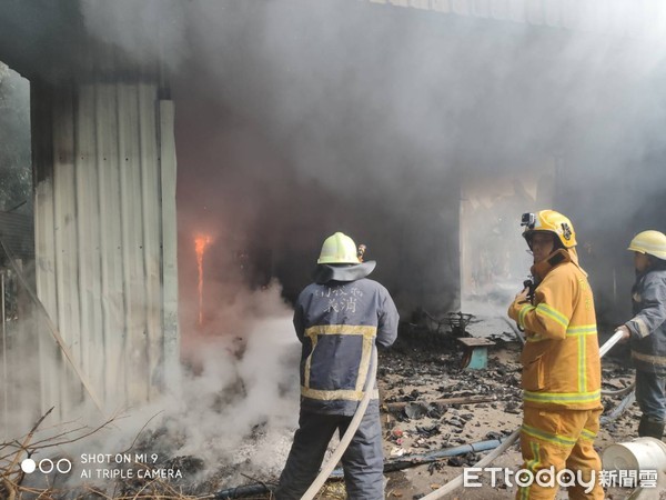 ▲▼   他整地燒草...「一旁工寮陷入火海」鐵皮屋燒成廢鐵！　黑煙猛竄釀1傷          。（圖／民眾提供）