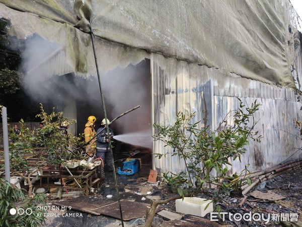 ▲▼   他整地燒草...「一旁工寮陷入火海」鐵皮屋燒成廢鐵！　黑煙猛竄釀1傷          。（圖／民眾提供）