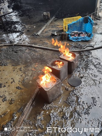 ▲▼   他整地燒草...「一旁工寮陷入火海」鐵皮屋燒成廢鐵！　黑煙猛竄釀1傷          。（圖／民眾提供）