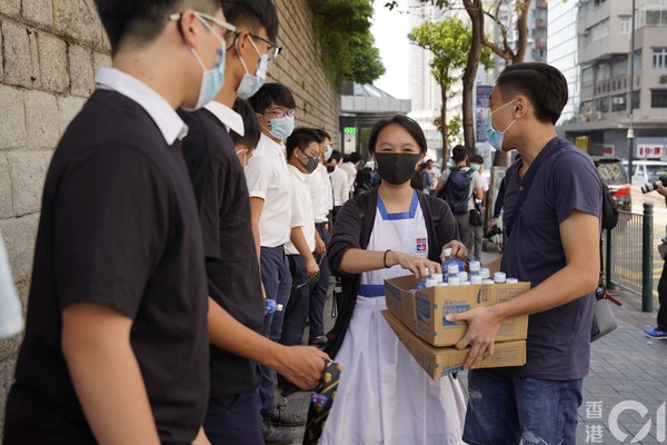 ▲中學學界水運會人鏈　抗議學體會限採訪、禁叫口號、大減學生門票（圖／香港01授權提供，下同）