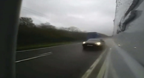 ▲▼英國一輛黑色保時捷以時速180公里撞飛孕婦。（圖／翻攝自YouTube／Awesome Gary）