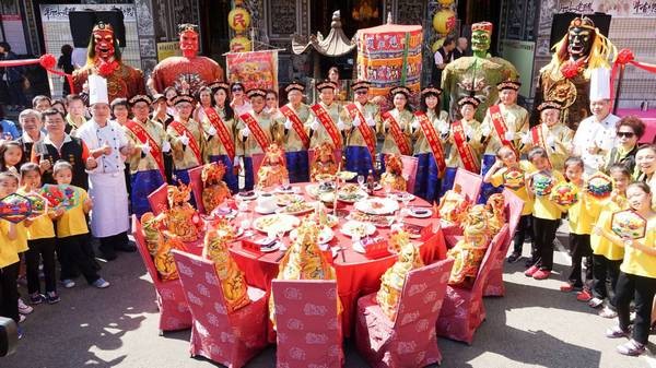 ▲12尊媽祖同桌饗宴，為桃園慈護宮建醮慶典揭序。（圖／陳建松提供）