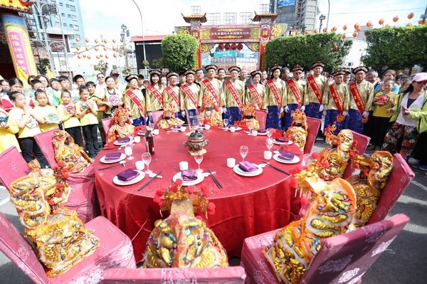 ▲12尊媽祖同桌饗宴，為桃園慈護宮建醮慶典揭序。（圖／陳建松提供）