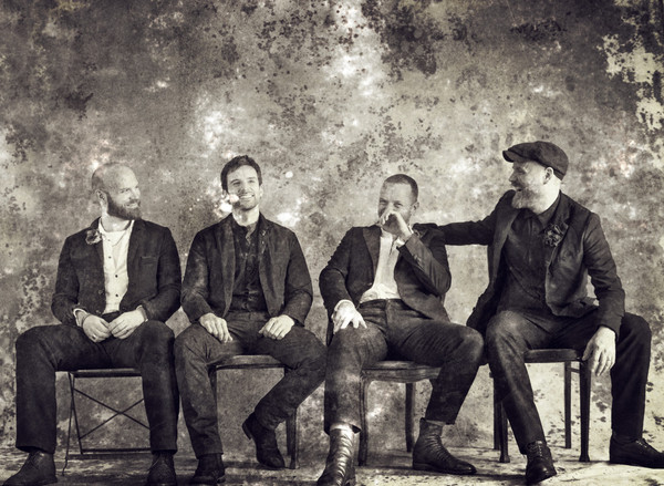 ▲酷玩樂團Coldplay相隔4年出輯！百年前老照片驚現四成員。（圖／華納音樂提供）