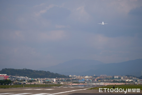 ▲▼松山機場,濱江街飛機降落,飛機降落,松山機場跑道頭（圖／記者徐文彬攝）