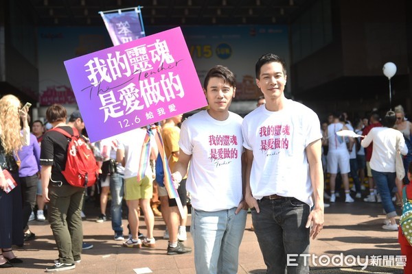 ▲▼ 薛仕凌(MC40)、邱志宇參加同婚元年同志大遊行            。（圖／記者張一中攝）