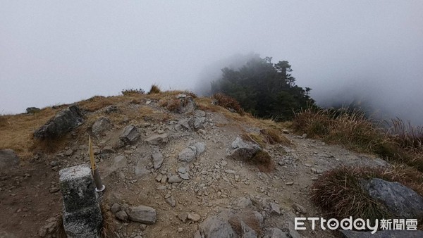 ▲▼男子跟登山隊登能高主峰不慎腳骨折，警消陸空救援平安救出。（圖／記者李忠憲翻攝）