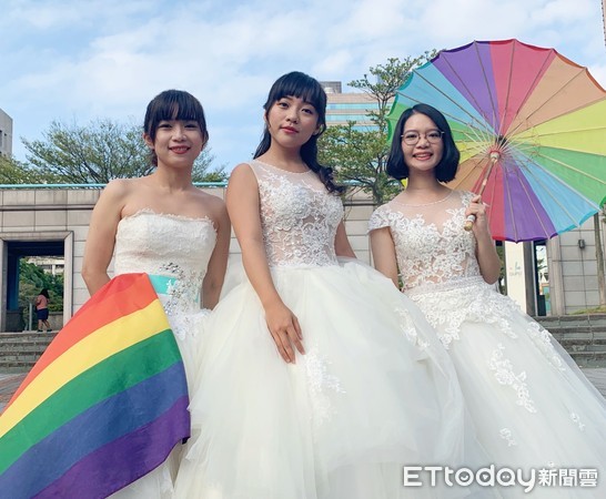 ▲林穎夢（左起）、黃捷、黃郁芬去年穿婚紗出席同志大遊行。（圖／ETtoday資料照）