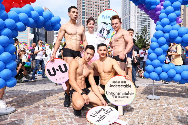 ▲ 王樂妍擔任「台灣紅絲帶基金會防疫大使」宣導愛滋防治，出席同志遊行 。（圖／台灣紅絲帶基金會提供）