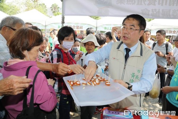 ▲台南市長黃偉哲偕同市議員許至椿等民意代表，出席於水萍塭公園舉行的「2019農特產品展售會-南部場」農特產品展售會，現場有120個攤位，聯合行銷。（圖／記者林悅翻攝，下同）