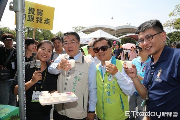 ▲台南市長黃偉哲偕同市議員許至椿等民意代表，出席於水萍塭公園舉行的「2019農特產品展售會-南部場」農特產品展售會，現場有120個攤位，聯合行銷。（圖／記者林悅翻攝，下同）