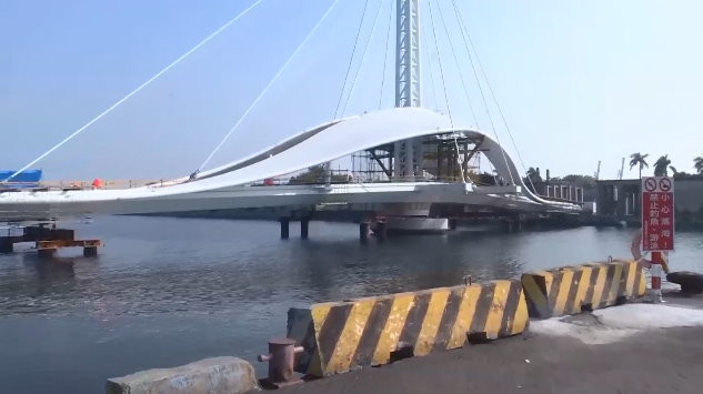 全台首座水平旋轉橋！高雄駁二「大港橋」預計年底完工　船來自動讓出航道。（圖／東森新聞）