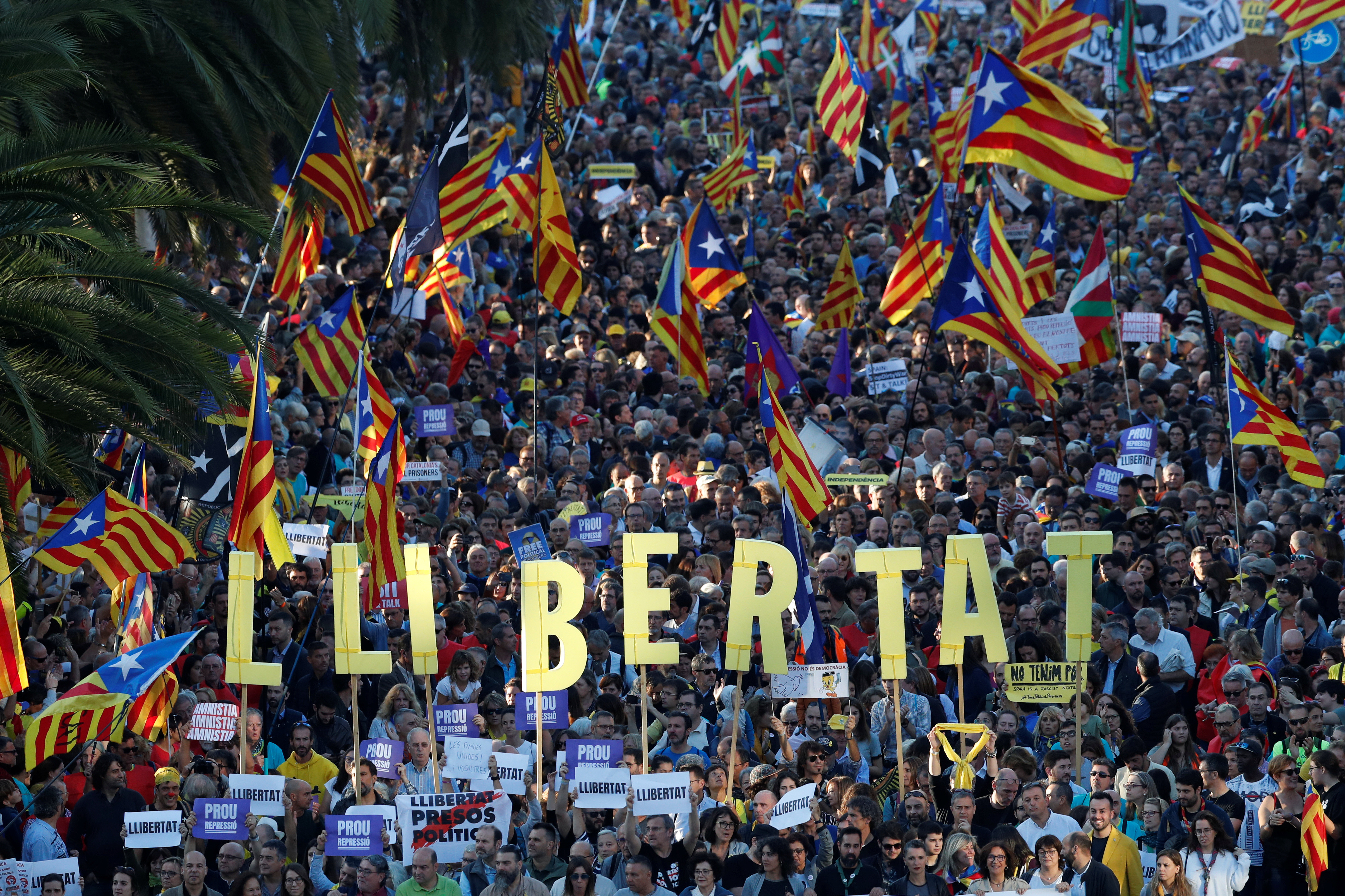 ▲▼加泰隆尼亞示威民眾26日湧入首府巴塞隆納，高喊「西班牙滾出去」。（圖／路透）