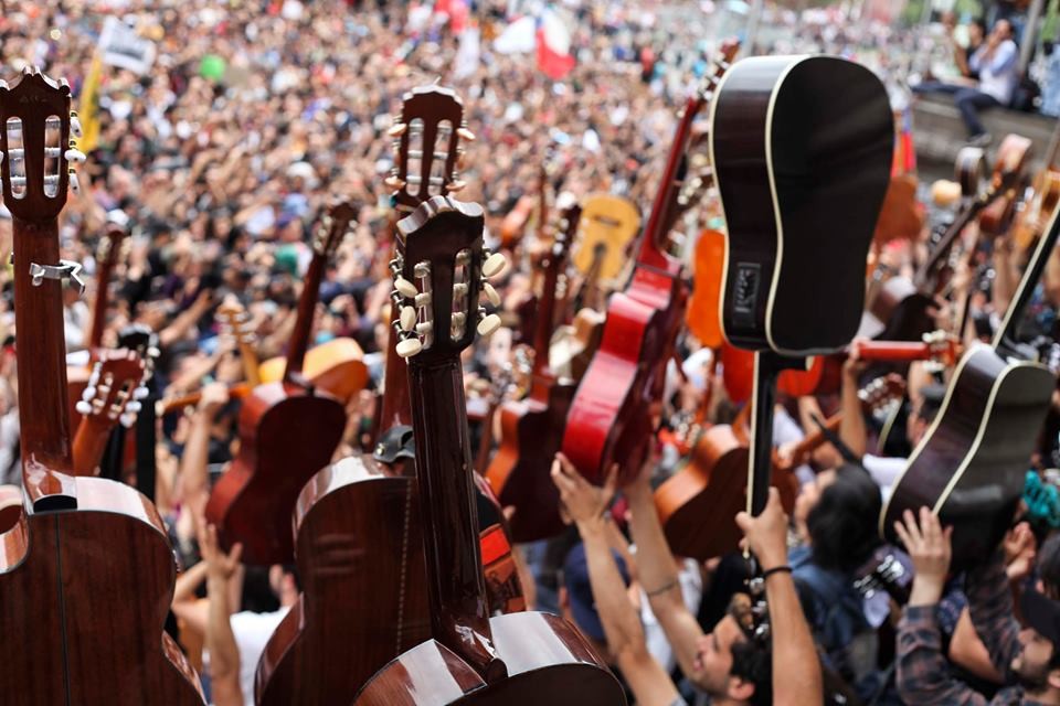 ▲▼智利總統皮涅拉拋「內閣重組」盼平民怨…百萬人上街吉他大合唱！致敬40年前人民英雄。（圖／翻攝自臉書）