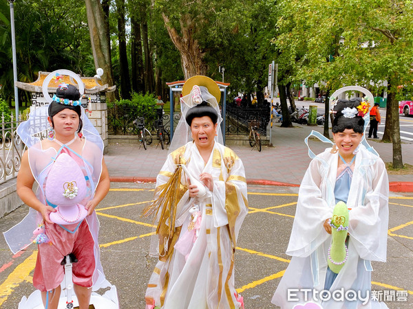 ▲▼台北同志遊行「觀音下凡」！腳踩蓮花高速飄移　路人回頭全看傻。（圖／江明展授權提供）