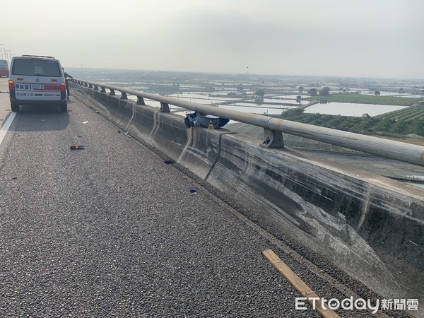 ▲貨車撞國道3號護欄，駕駛遺體在斜張橋下尋獲             。（圖／記者吳奕靖翻攝）