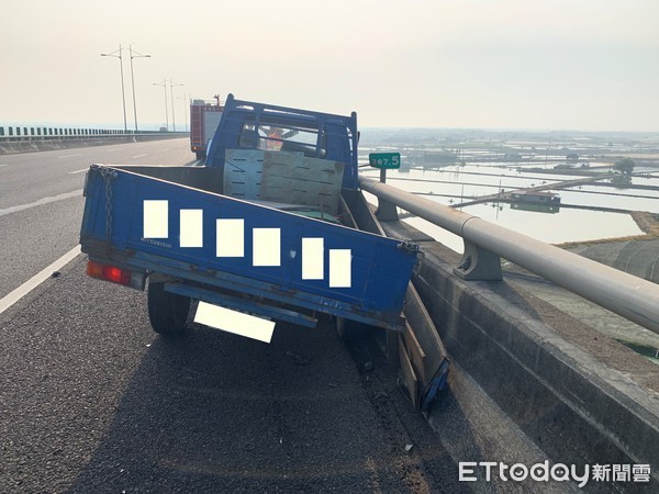 ▲貨車撞國道3號護欄，駕駛遺體在斜張橋下尋獲             。（圖／記者吳奕靖翻攝）