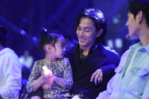 ▲老公李承鉉與女兒Lucky在台下應援。（圖／翻攝自微博／新浪娛樂）