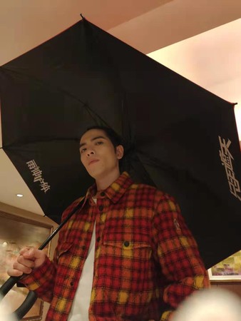 ▲蕭敬騰順勢推出周邊商品雨傘，相當有梗。（圖／華納音樂提供）