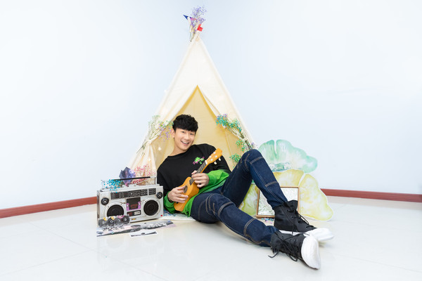 ▲林俊傑在歌友會為他打造的帳篷拍照留念。（圖／JFJ Productions提供）