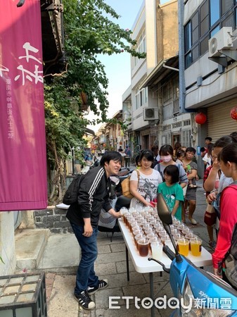 ▲禮物販賣機鶴百貨，在台南市中西區神農街，邀約南家扶中心扶助兒童，一起在禮物販賣機抽禮物，南台科大學生群，也熱心導覽活動。（圖／記者林悅翻攝，下同）