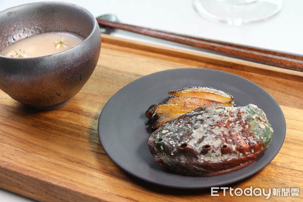 ▲首次放上筷子 雙女主廚客座chefs club帶來極具東方色彩菜色。（圖／記者黃士原攝）