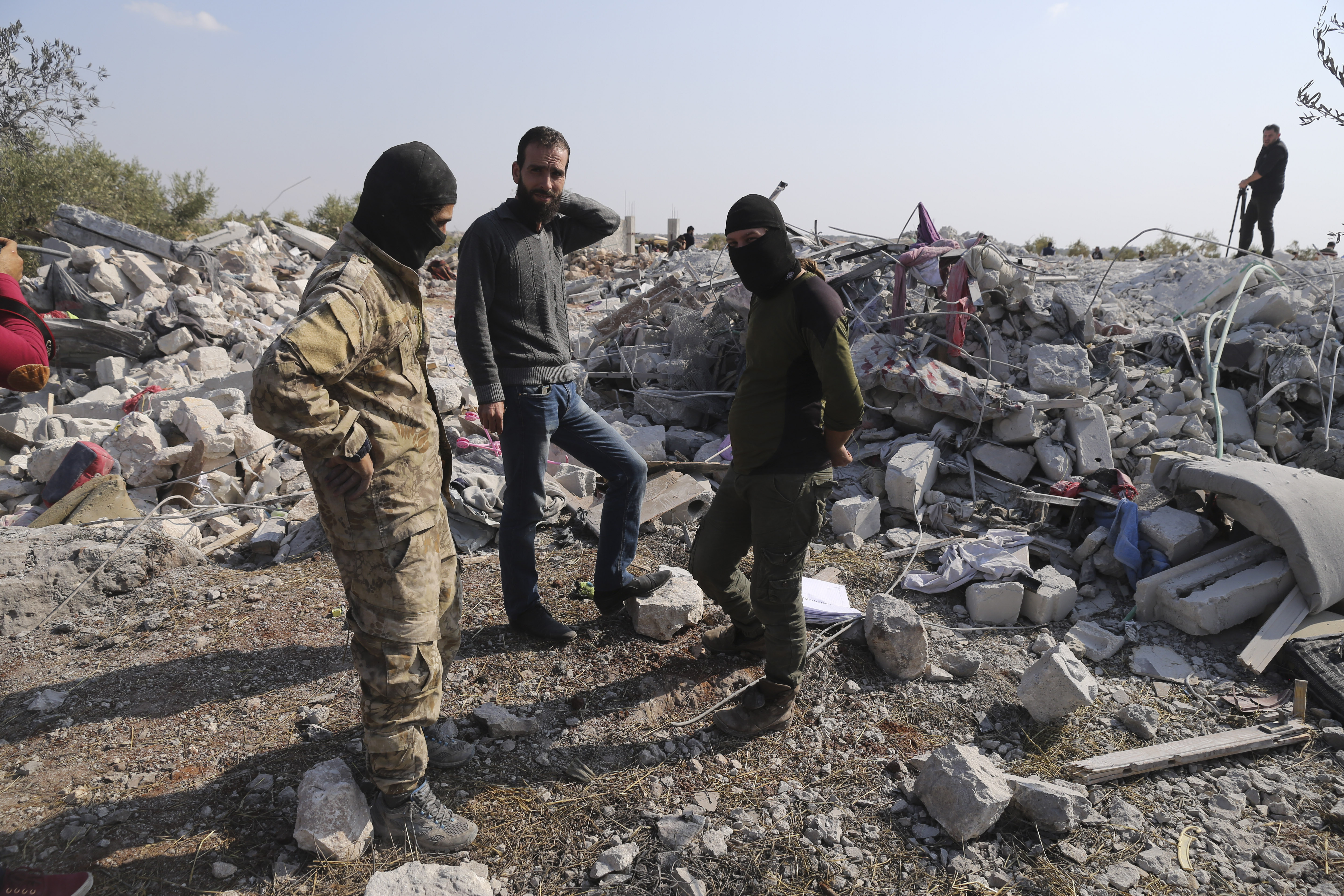 ▲▼ 美國突襲伊斯蘭國（IS）首領巴格達迪（Abu Bakr al-Baghdadi）住處。圖為人們看著被炸成廢墟的房子。（圖／達志影像／美聯社）