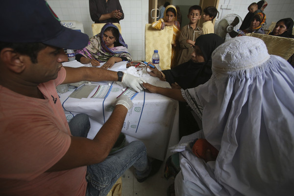 ▲巴基斯坦小城鎮爆發900童愛滋。（圖／達志影像／美聯社）