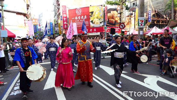 ▲西川淑敏（黑色和服者）率領日本舞踊知家團隊百人踩街舞蹈。（圖／記者白珈陽攝）