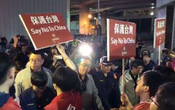 韓國瑜青年論壇火爆開戰！抗議民眾互嗆韓粉　舉牌酸「滾出台灣」 | ETt