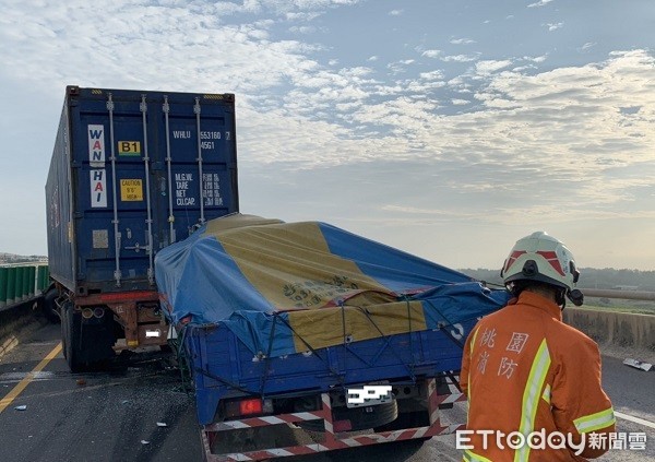 ▲台61線西濱快速公路清晨發生大貨車追撞聯結貨櫃車車禍。（圖／記者楊熾興翻攝）