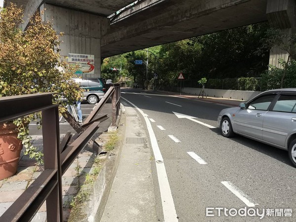 ▲▼辛亥隧道自撞，車頭全毀駕駛輕傷。（圖／記者黃彥傑攝）