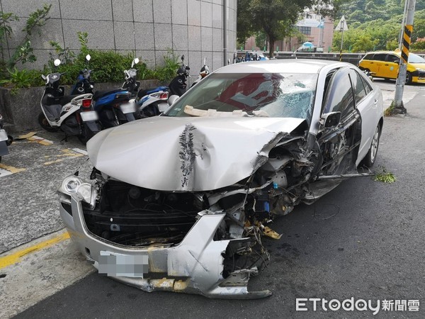 ▲▼辛亥隧道自撞，車頭全毀駕駛輕傷。（圖／記者黃彥傑攝）