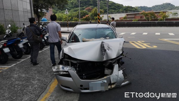 ▲▼辛亥隧道自撞，車頭全毀駕駛輕傷。（圖／記者黃彥傑攝）