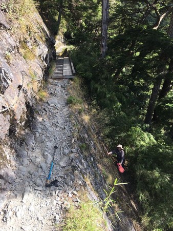 ▲▼玉山主峰被撒金紙。（圖／翻攝玉山國家公園臉書）