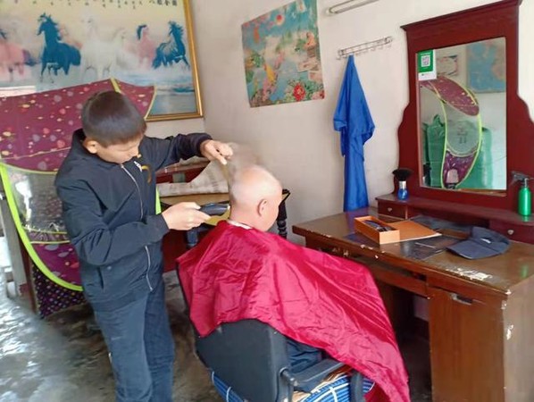 ▲ 朱聖開至今單身，在村裡開理髮廳，替人剪頭髮為生 。（圖／翻攝自海上居士_微博）