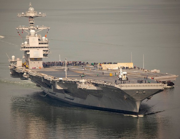美國海軍最新航母「福特」號10月25日離開維吉尼亞州紐波特紐斯船廠（Newport News Shipbuilding），準備展開進一步海試。（美國海軍）