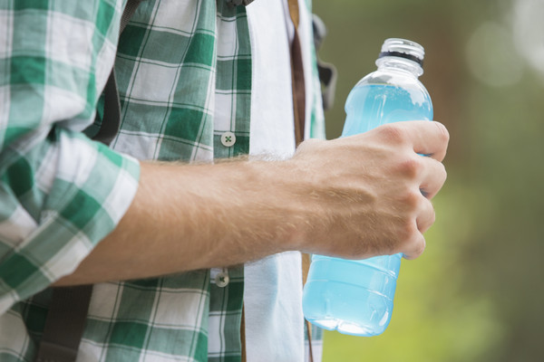 把能量飲料當水每天「狂喝8至10罐」　26歲健康男突然心臟病發 | ET