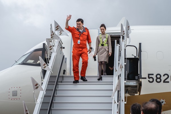▲▼星宇航空董事長張國煒親駕A321neo回台。（圖／星宇航空提供）