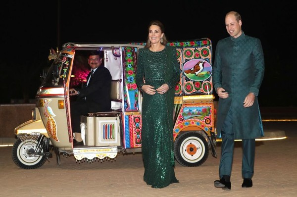威廉王子凱特王妃參訪巴基斯坦　以當地傳統風格時尚驚豔與致敬黛安娜王妃 |