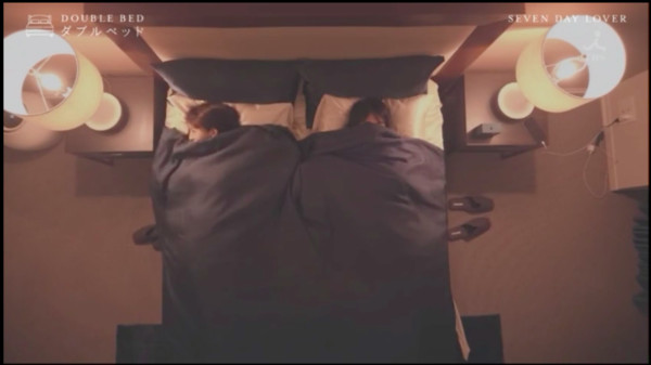 ▲▼日本實境節目《雙人床DOUBLE BED》，讓偶像演員飼貴丈與女性素人「假想戀愛」7天，一見面就睡同床。（圖／翻攝自TBS）