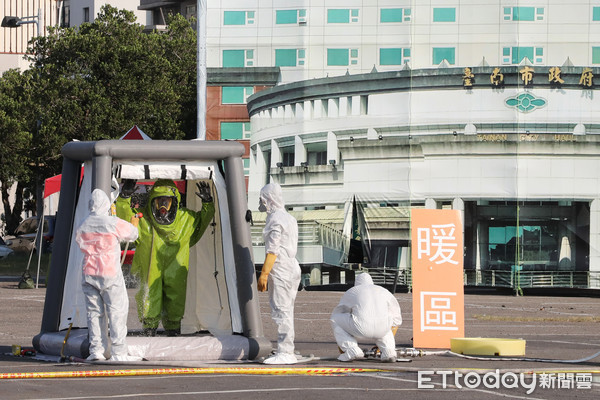 ▲台南市政府辦理全國首次生物病原重大危安事件暨恐怖攻擊應變之實兵演習，提升各單位的應變能力，確保市民的生命財產安全。（圖／記者林悅翻攝，下同）