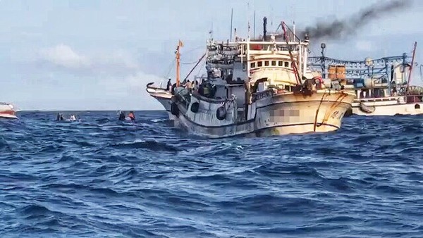 ▲ 花瓶嶼漁船觸礁傾斜一小時後沉沒 鄰近2船馳援救出10多人。（圖／Sheng Weng授權提供）