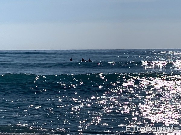 ▲2男2女的衝浪客距岸際約200公尺處礁岩上，載浮載沉等待救援。（圖／第一三海巡提供，下同）