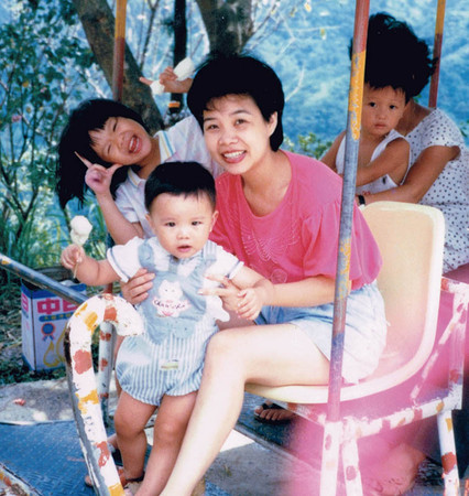 在燦爛笑容下，謝麗媚其實有著坎坷人生。她的丈夫在20年前去世，一雙子女靠她獨力撫養。（圖／家屬提供）