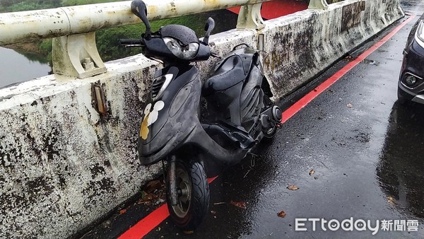 ▲ 廂型車駕駛疑精神不濟 連撞停等紅燈2機車...1騎士險喪命。（圖／記者郭世賢翻攝）