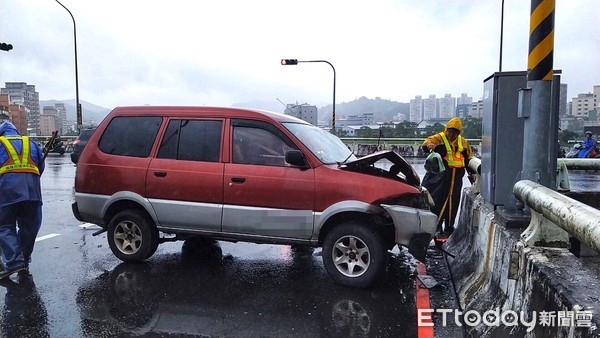 ▲ 廂型車駕駛疑精神不濟 連撞停等紅燈2機車...1騎士險喪命。（圖／記者郭世賢翻攝）